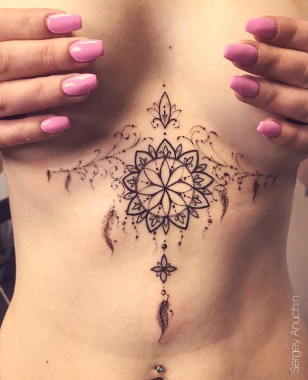 Тату мандала на животе