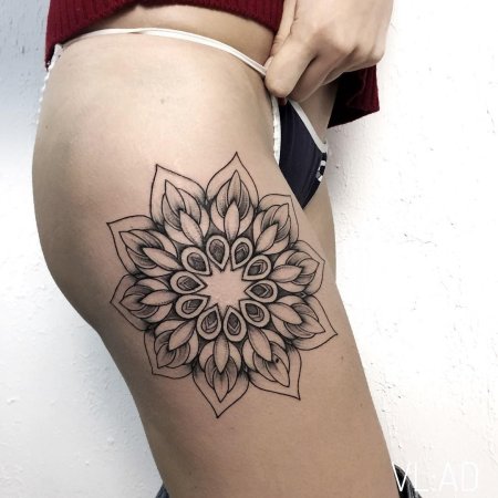 Тату мандала на бедре