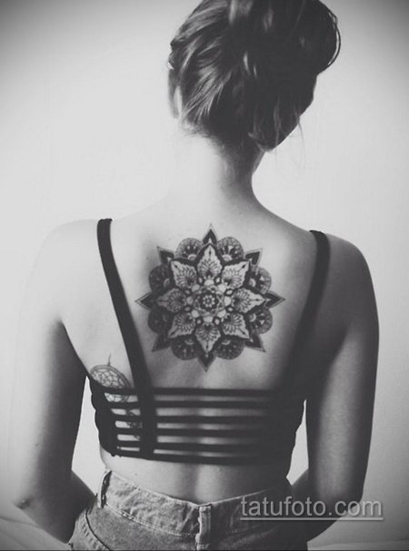 Женская тату на спине