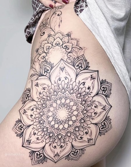 Тату мандала на бедре