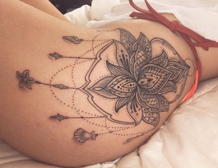 Татуировка на бедре женская