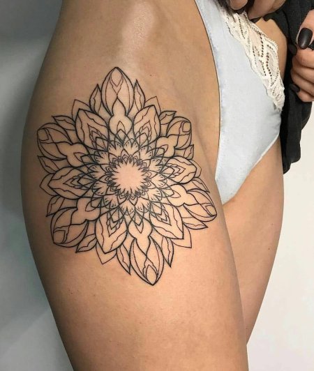 Тату мандала на бедре