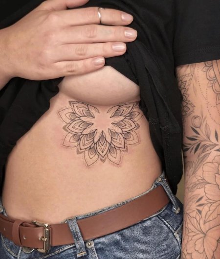 Женские тату под грудью