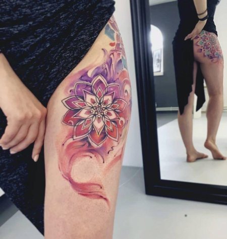 Тату лотос на бедре