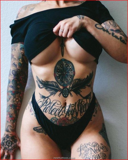 Женщина с татуировками