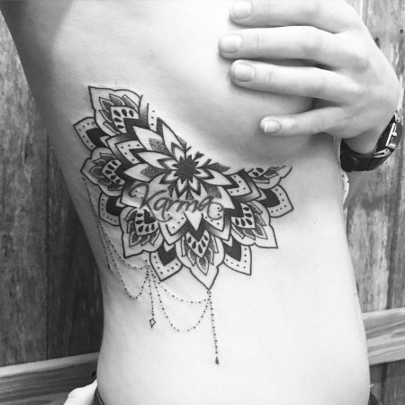 Тату под грудь