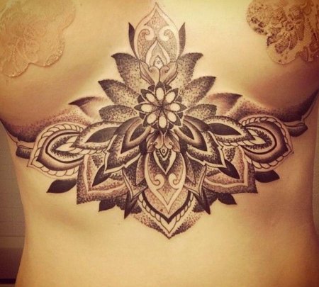 Тату под грудь