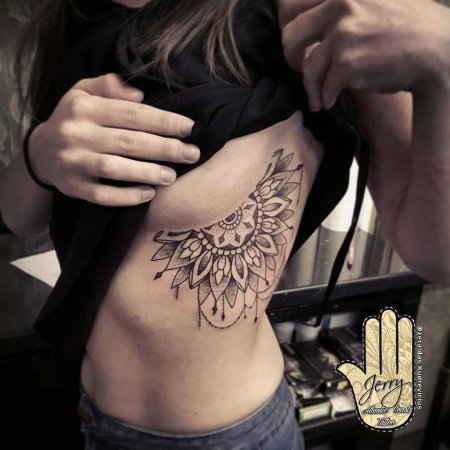 Тату женские под грудью