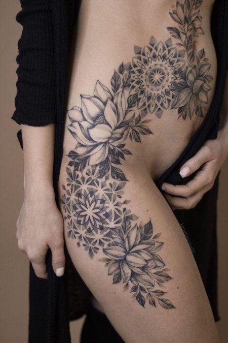 Женская тату на бедре