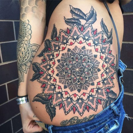 Тату мандала на бедре
