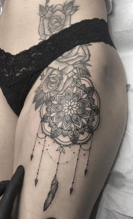 Татуировка на бедре женская