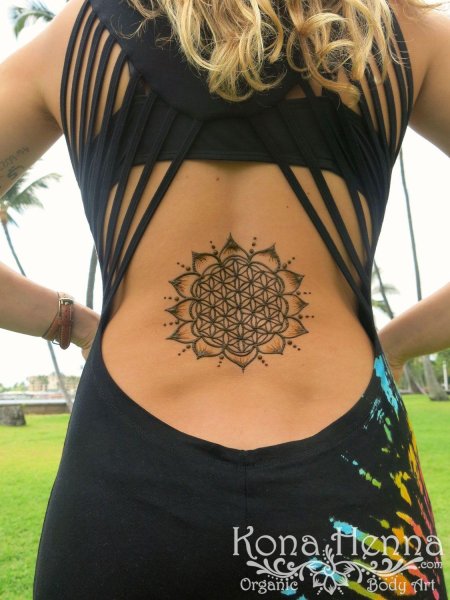 Мандала мехенди на спине