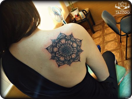 Тату мандала для девушек значение на спине