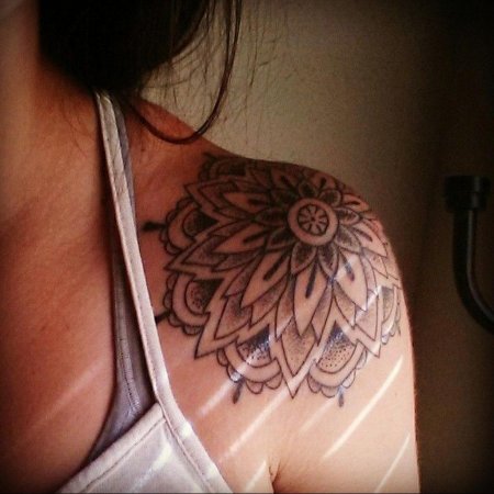 Мандала на плече