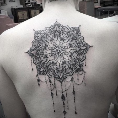 Татуировка мандала на спине