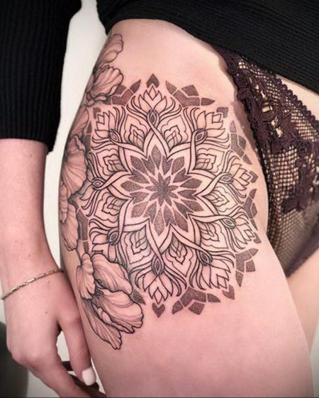 Тату мандала на бедре