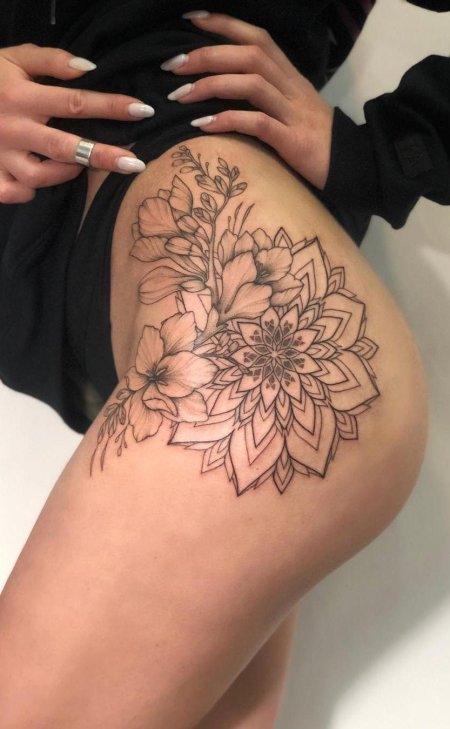 Красивые тату для девушек на бедре