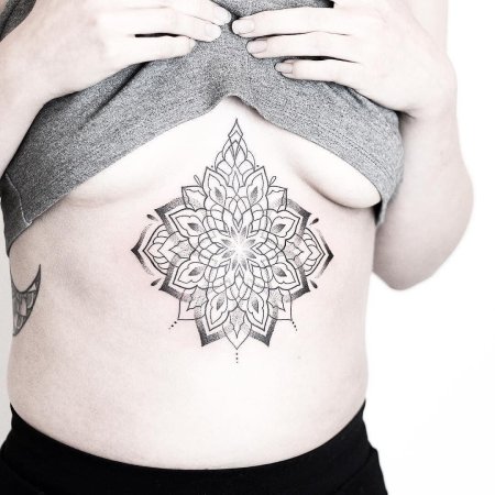 Тату под грудь