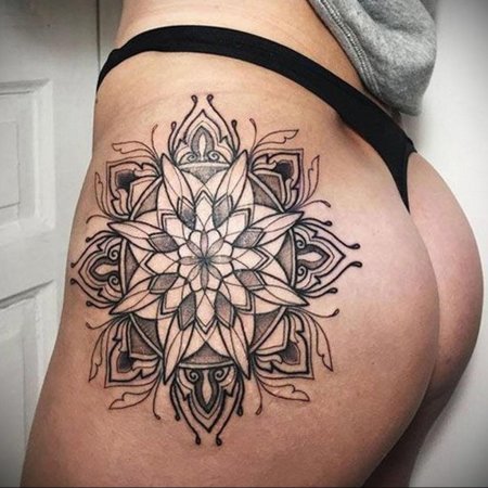 Тату мандала на бедре