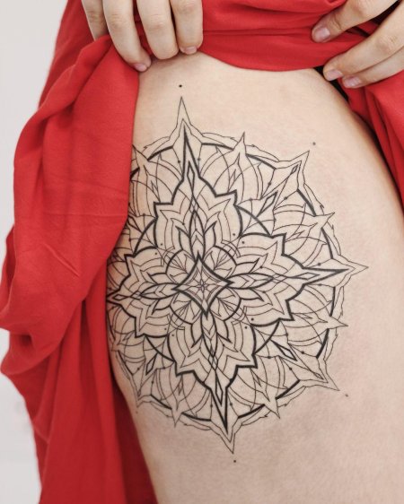 Тату мандала на бедре