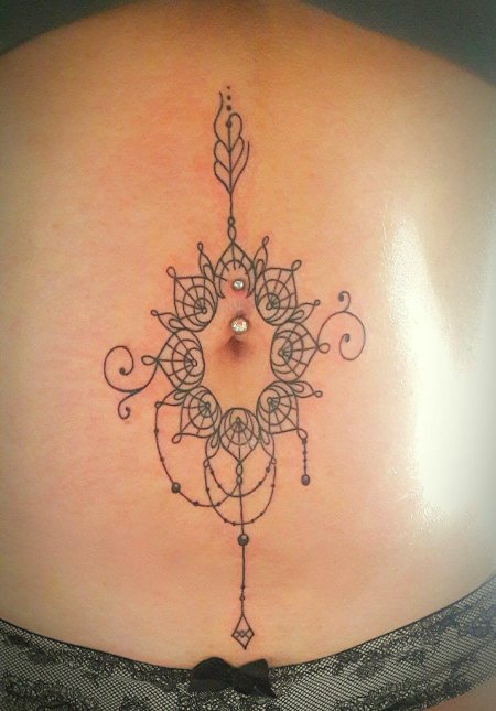 Тату мандала на животе