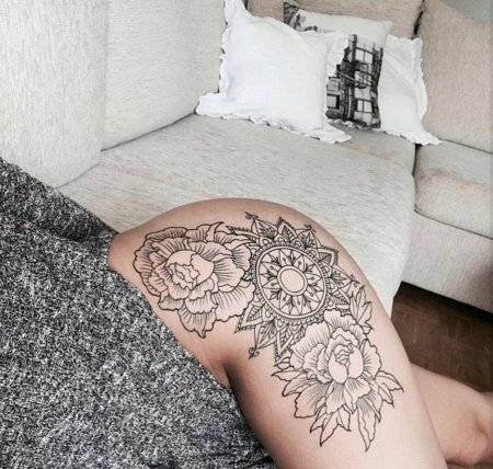 Тату для девушек на бедре