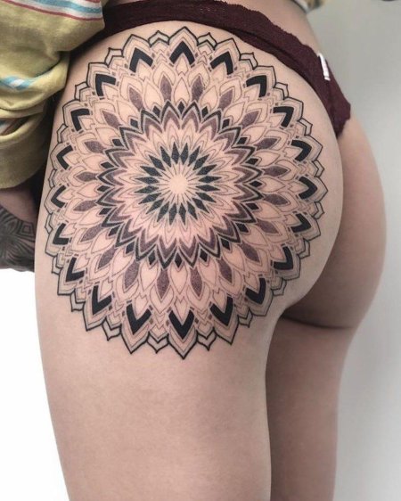 Тату мандала на бедре