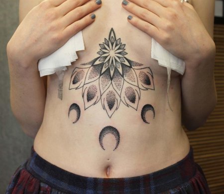 Под грудью тату