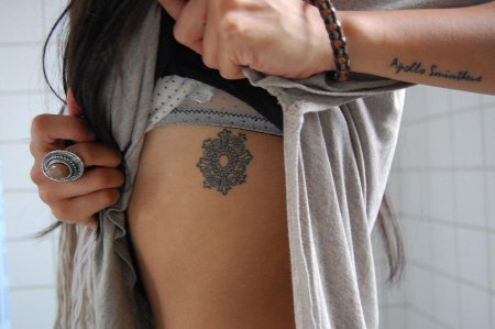 Тату для девушек под грудью