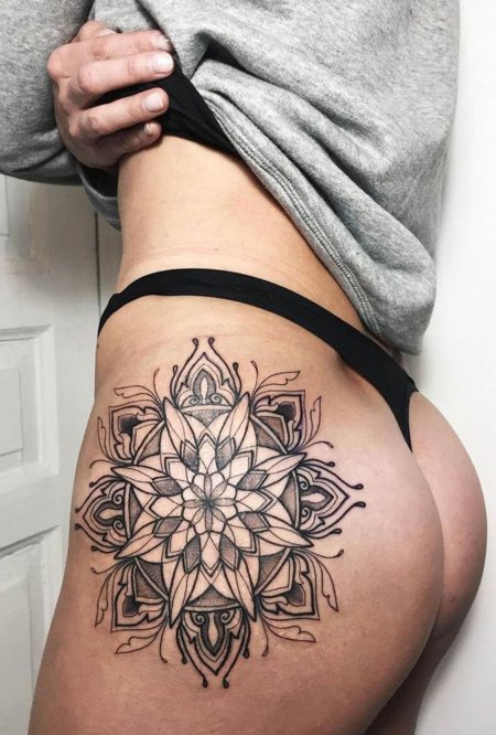 Тату мандала на бедре