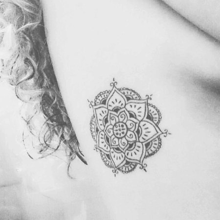 Мандала тату грудь женская