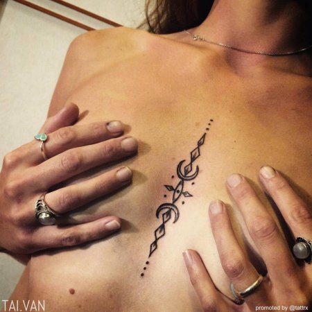 Тату между грудиной у девушек