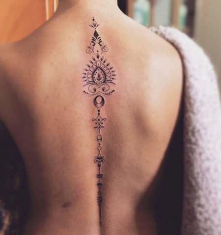 Женская тату на спине