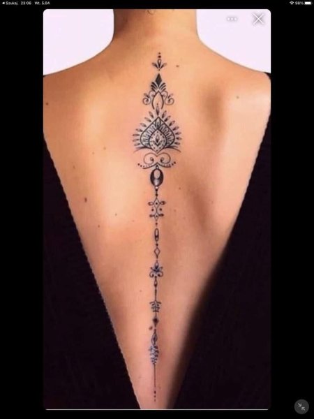 Женская тату на спине