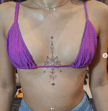 Татуировка между грудиной для девушек