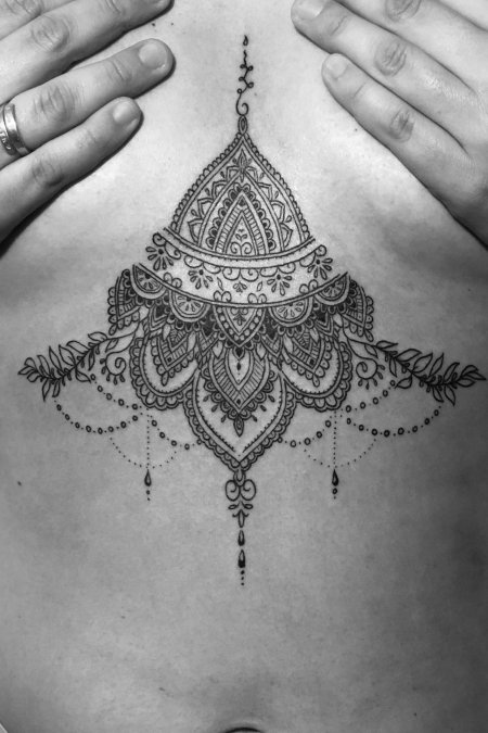 Татуировка на грудине женские