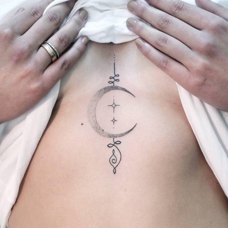 Полумесяц под грудью тату