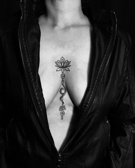 Женские татуировки между грудиной