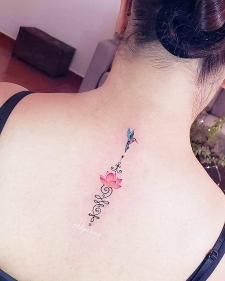 Тату лотос на позвоночнике для девушек
