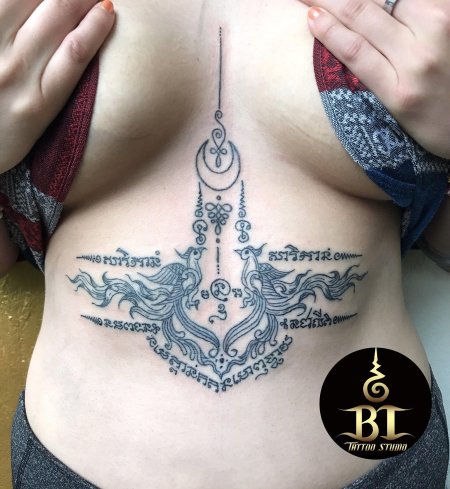 Тату под грудью девушки