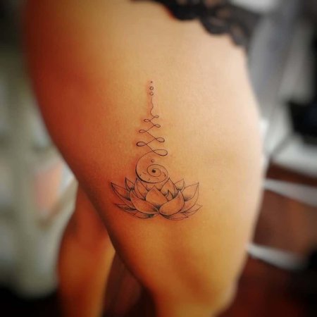 Уналоме лотос между грудиной тату