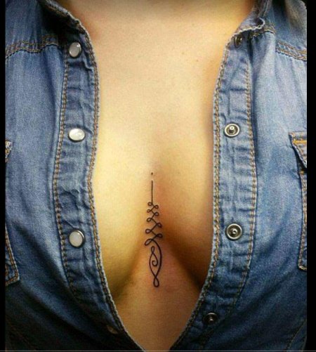 Тату между грудью для девушек