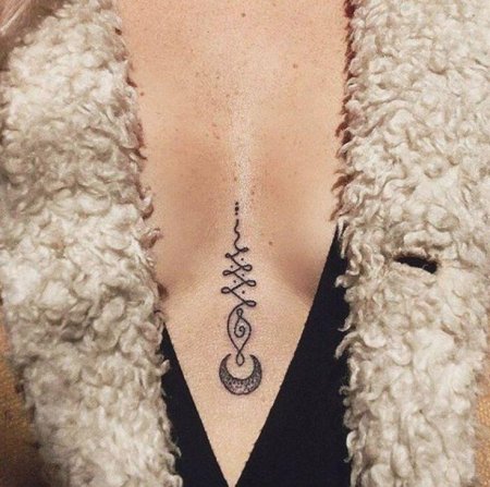 Тату уналоме между грудиной