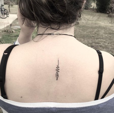 Тату уналоме на спине