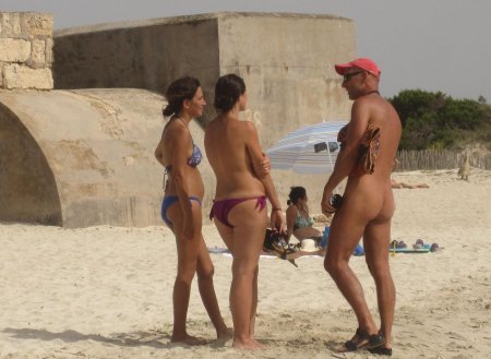 Пляж голые среди одетых