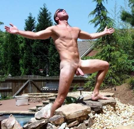 Голые мужики на природе