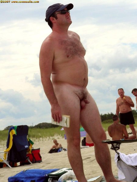 Голые пожилые мужчины на пляже
