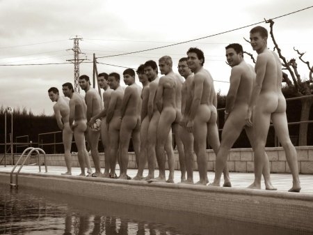 Голые пловцы
