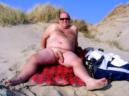 Голые толстые мужчины на пляже