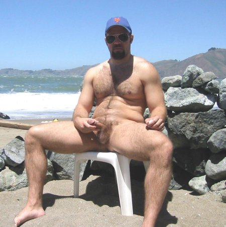 Голые волосатые парни на пляже